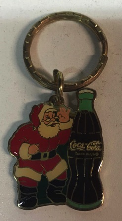 93103-2 € 3,00 coca cola sleutelhanger kerstman met fles ijzer
